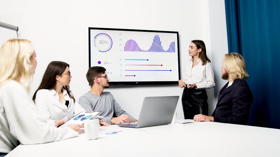 Dos colegas revisando métricas de progreso en una tableta dentro de una oficina moderna