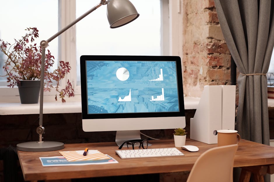 Ingeniero de software revisando código en un monitor de gran tamaño